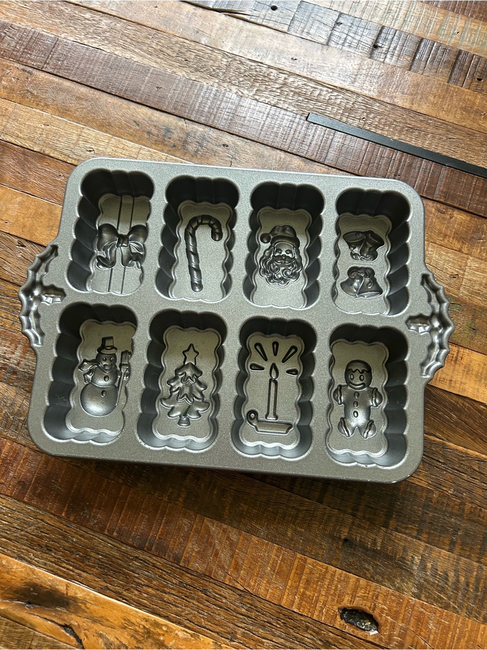 Nordic Ware Cast Aluminum Holiday Mini Loaf Pan